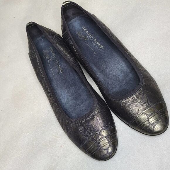 Donald J. PlinerĀ Women'sāGoldāFlatsāSizeā6 - Picture 2 of 13